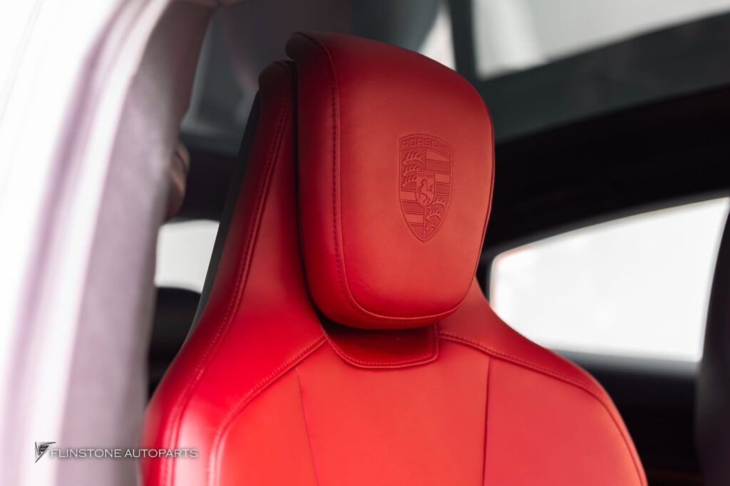หัวหมอนใหม่ที่มีโลโก้ PORSCHE สำหรับรุ่น TAYCAN
