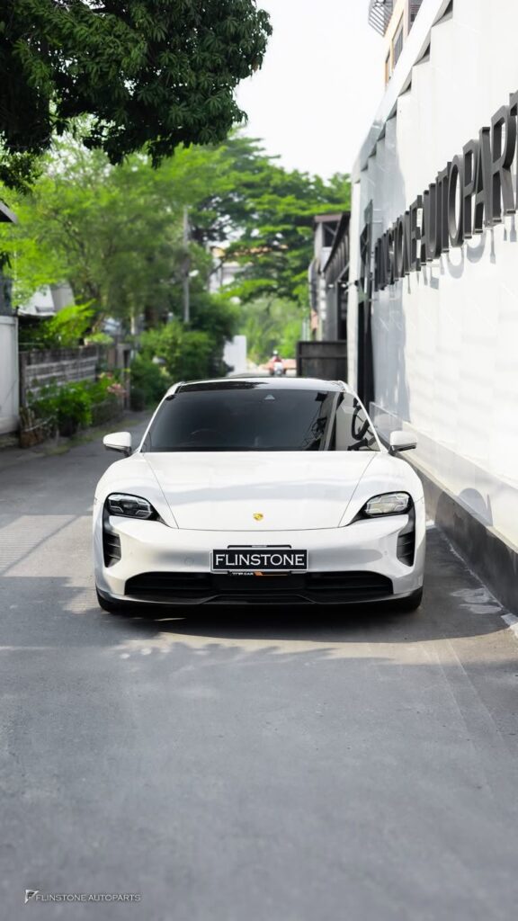 หัวหมอนใหม่ที่มีโลโก้ PORSCHE สำหรับรุ่น TAYCAN