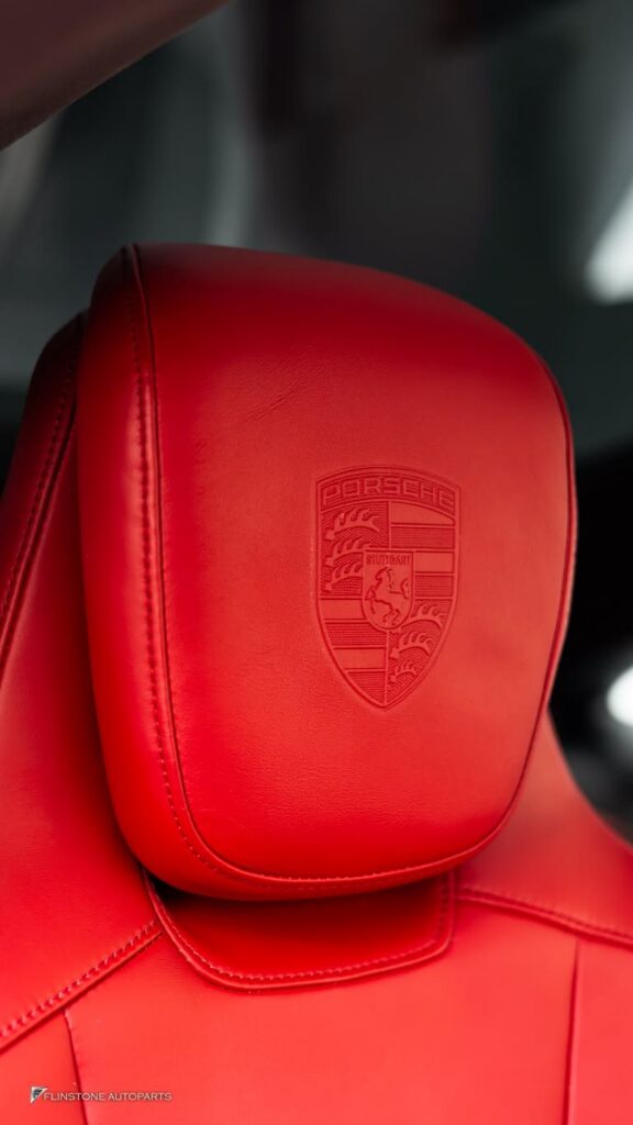 หัวหมอนใหม่ที่มีโลโก้ PORSCHE สำหรับรุ่น TAYCAN