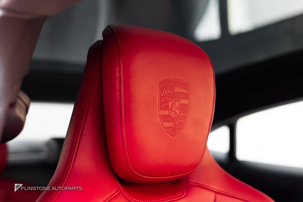 หัวหมอนใหม่ที่มีโลโก้ PORSCHE สำหรับรุ่น TAYCAN