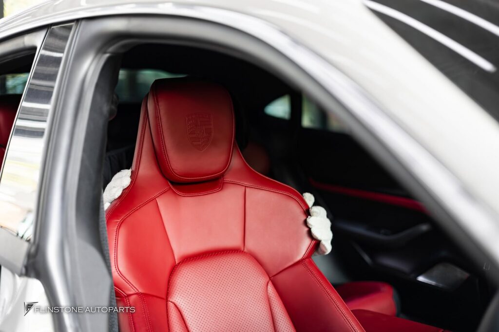 หัวหมอนใหม่ที่มีโลโก้ PORSCHE สำหรับรุ่น TAYCAN