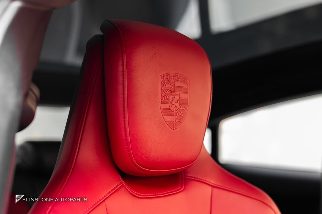 หัวหมอนใหม่ที่มีโลโก้ PORSCHE สำหรับรุ่น TAYCAN