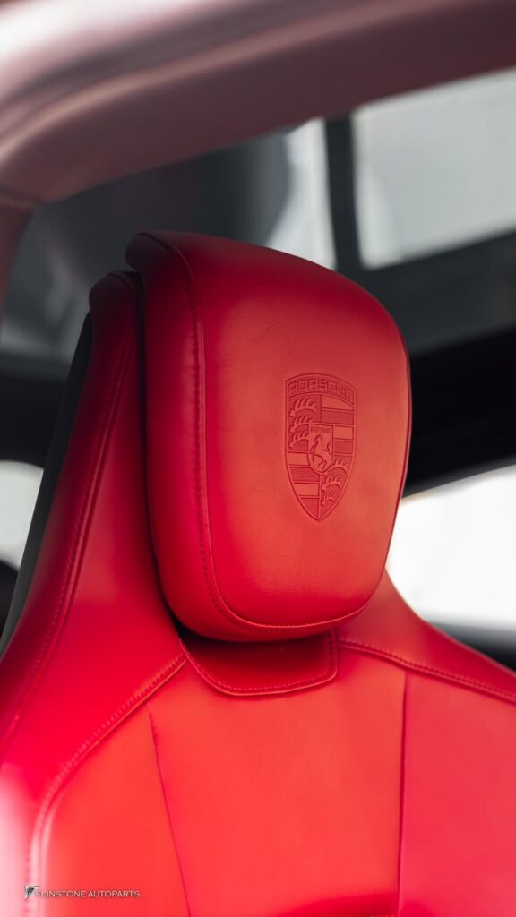 หัวหมอนใหม่ที่มีโลโก้ PORSCHE สำหรับรุ่น TAYCAN