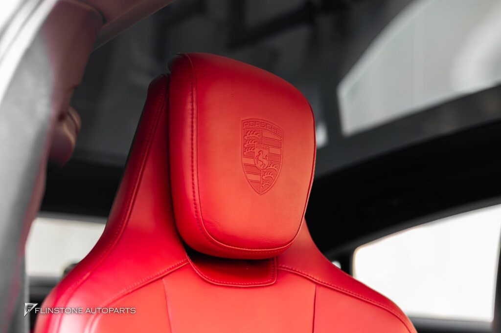 หัวหมอนใหม่ที่มีโลโก้ PORSCHE สำหรับรุ่น TAYCAN