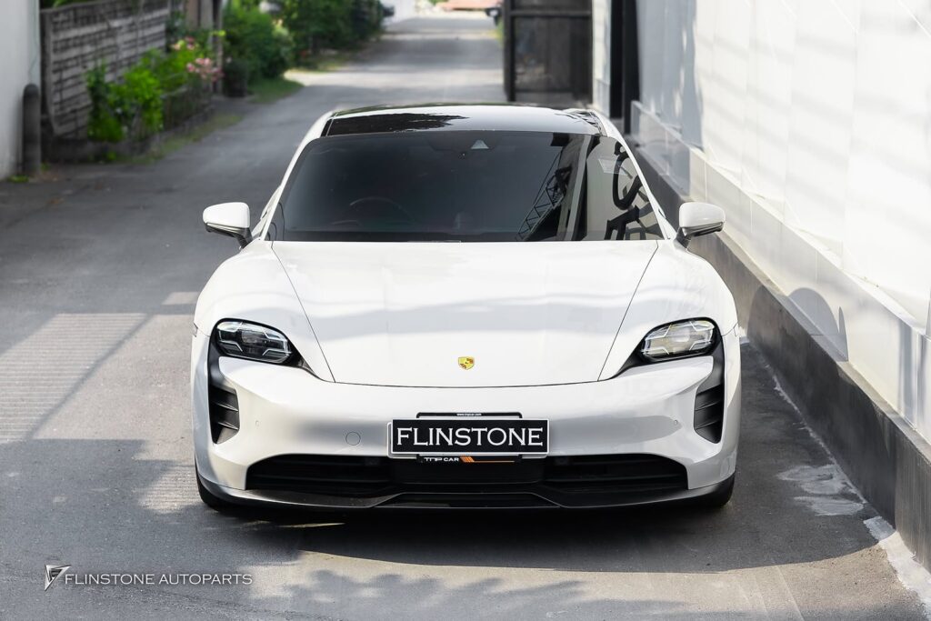 หัวหมอนใหม่ที่มีโลโก้ PORSCHE สำหรับรุ่น TAYCAN