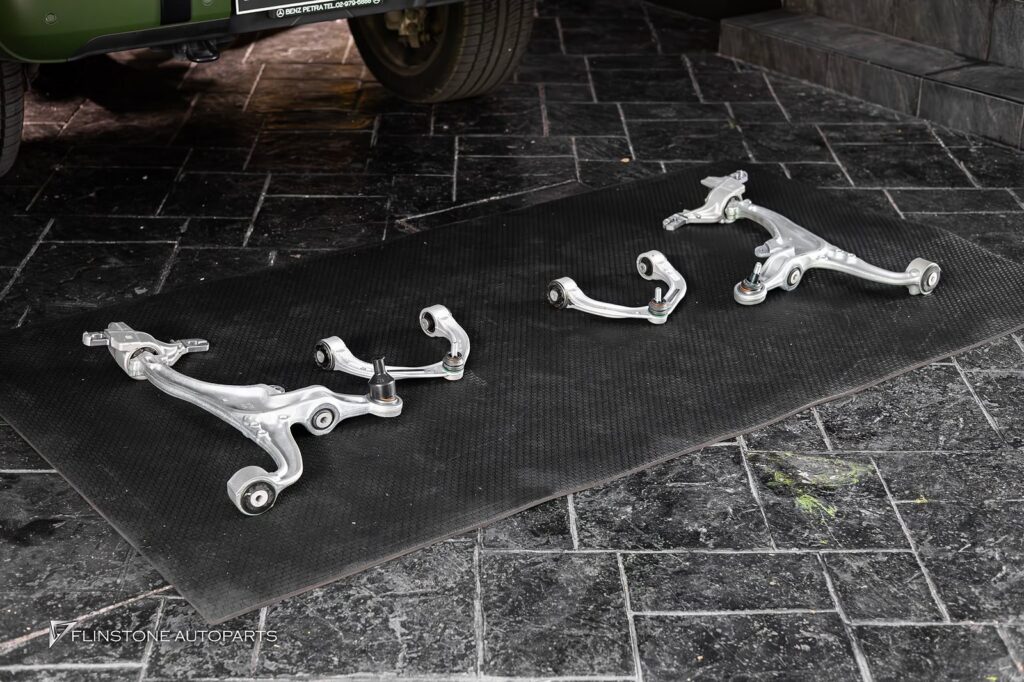 W464 G-Class Mercedes Benz G63 AMG เข้า Service เปลี่ยนปีก บนและล่างแท้