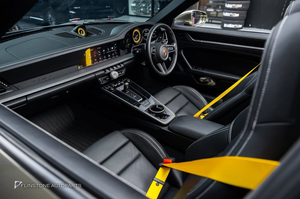 驾驶 PORSCHE 992 Targa 到店更换 Accessories 内饰改为颜色