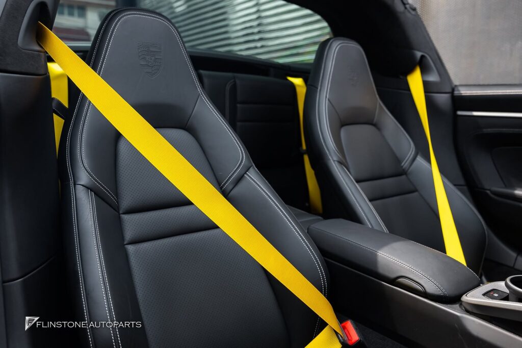 ขับ PORSCHE 992 Targa เข้ามาเปลี่ยน Accessories ภายในให้เป็นสีเห