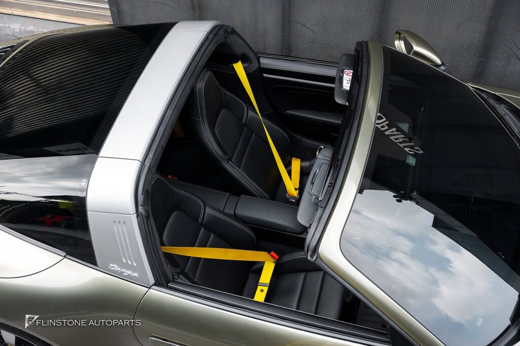 ขับ PORSCHE 992 Targa เข้ามาเปลี่ยน Accessories ภายในให้เป็นสีเห