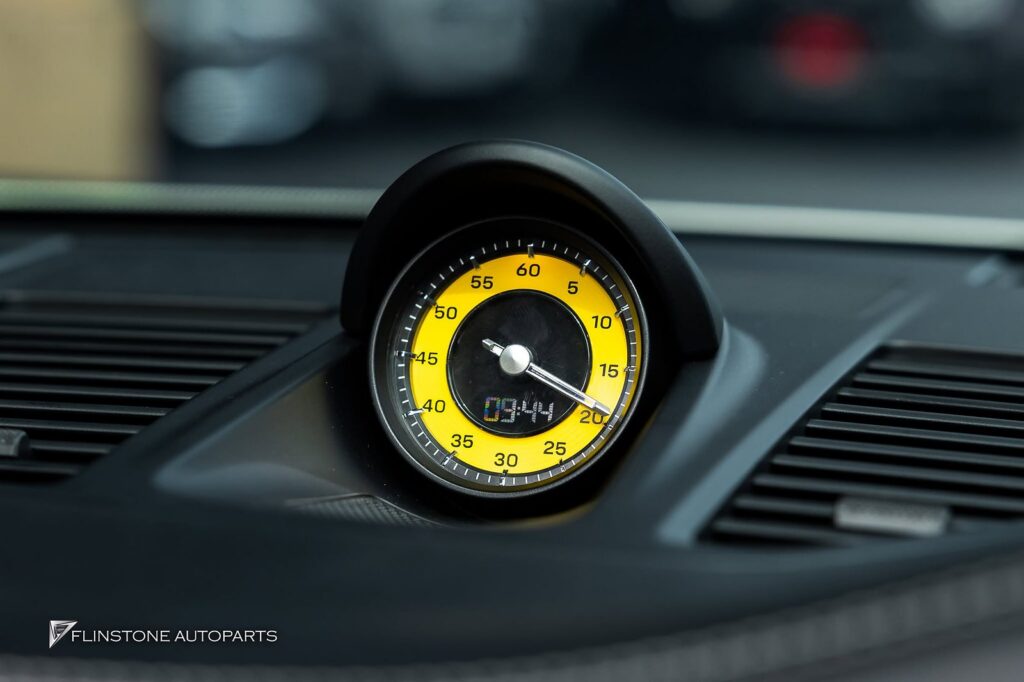 ขับ PORSCHE 992 Targa เข้ามาเปลี่ยน Accessories ภายในให้เป็นสีเห