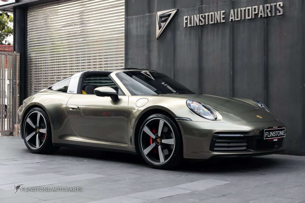 ขับ PORSCHE 992 Targa เข้ามาเปลี่ยน Accessories ภายในให้เป็นสีเห