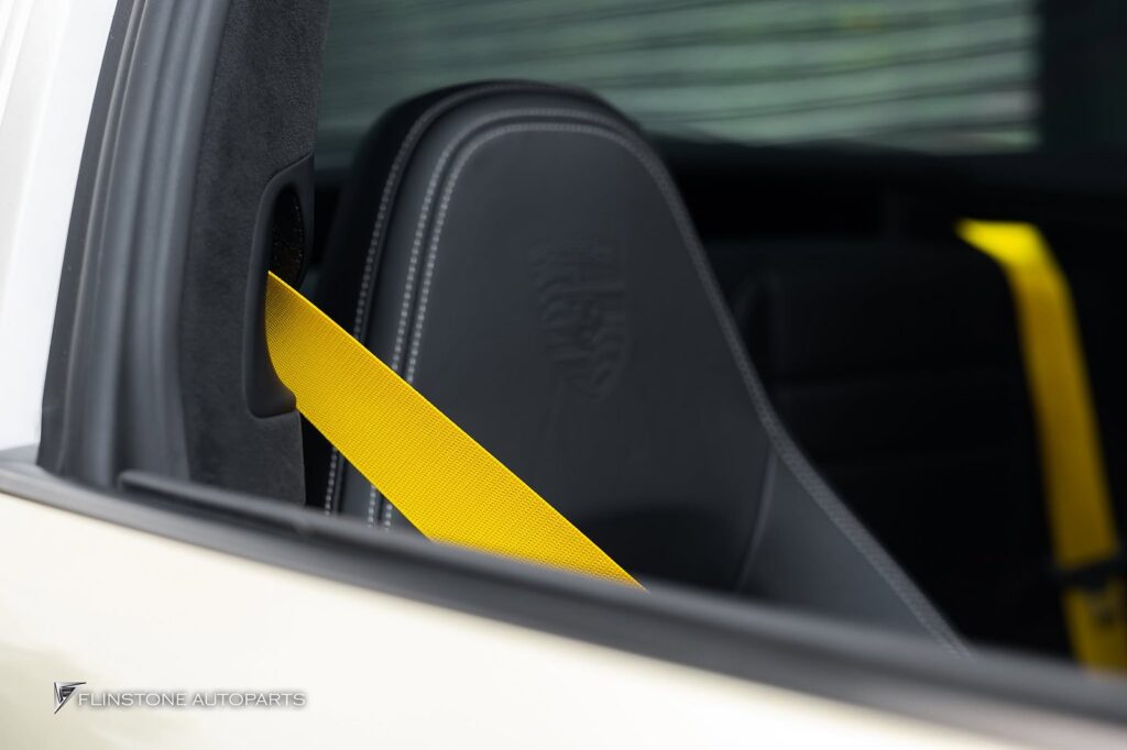 ขับ PORSCHE 992 Targa เข้ามาเปลี่ยน Accessories ภายในให้เป็นสีเห