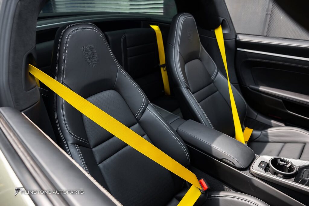 ขับ PORSCHE 992 Targa เข้ามาเปลี่ยน Accessories ภายในให้เป็นสีเห