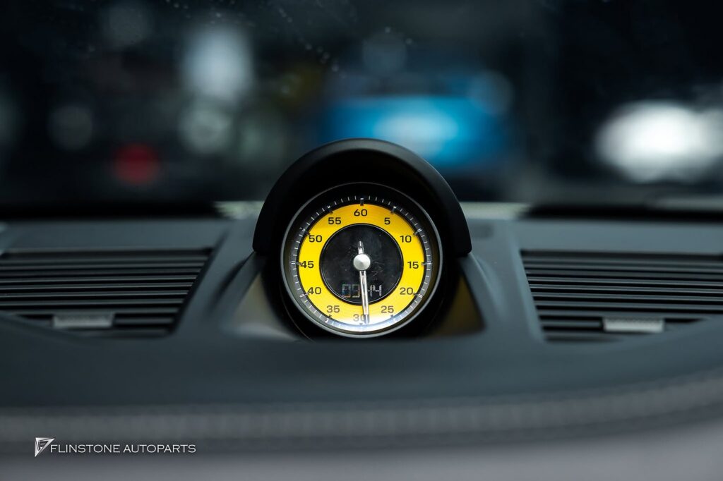 ขับ PORSCHE 992 Targa เข้ามาเปลี่ยน Accessories ภายในให้เป็นสีเห