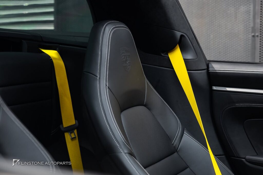 ขับ PORSCHE 992 Targa เข้ามาเปลี่ยน Accessories ภายในให้เป็นสีเห