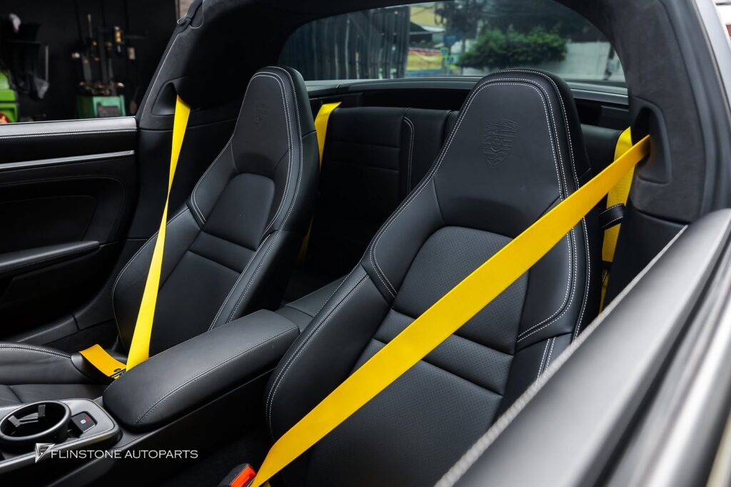 ขับ PORSCHE 992 Targa เข้ามาเปลี่ยน Accessories ภายในให้เป็นสีเห