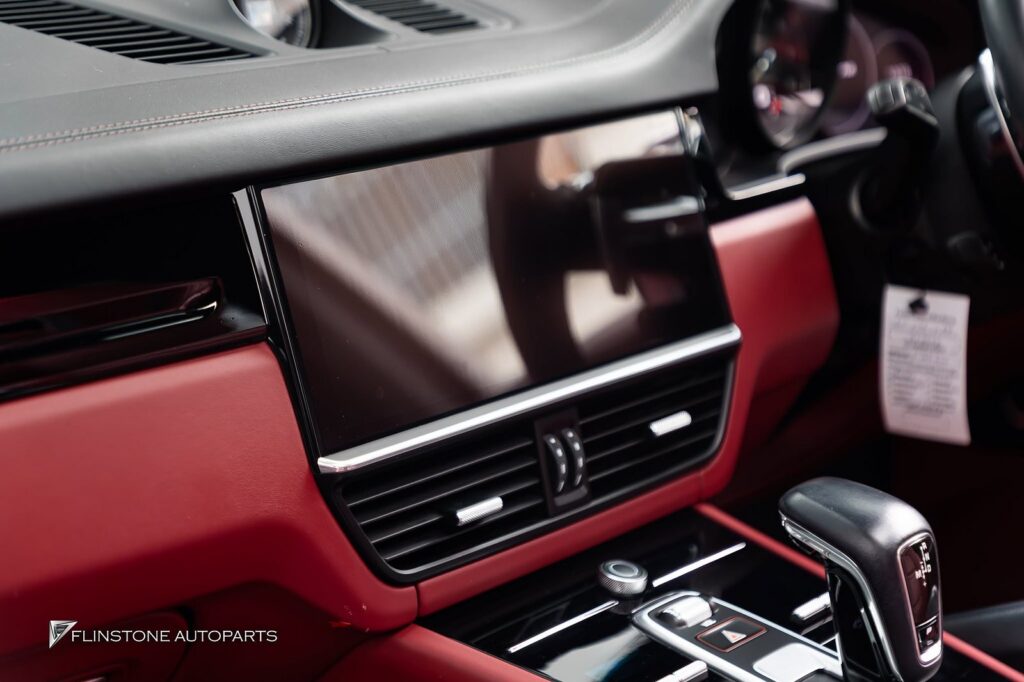 system Apple Car Play on the original screen system PORSCHE Cayenne E3 convenient to use