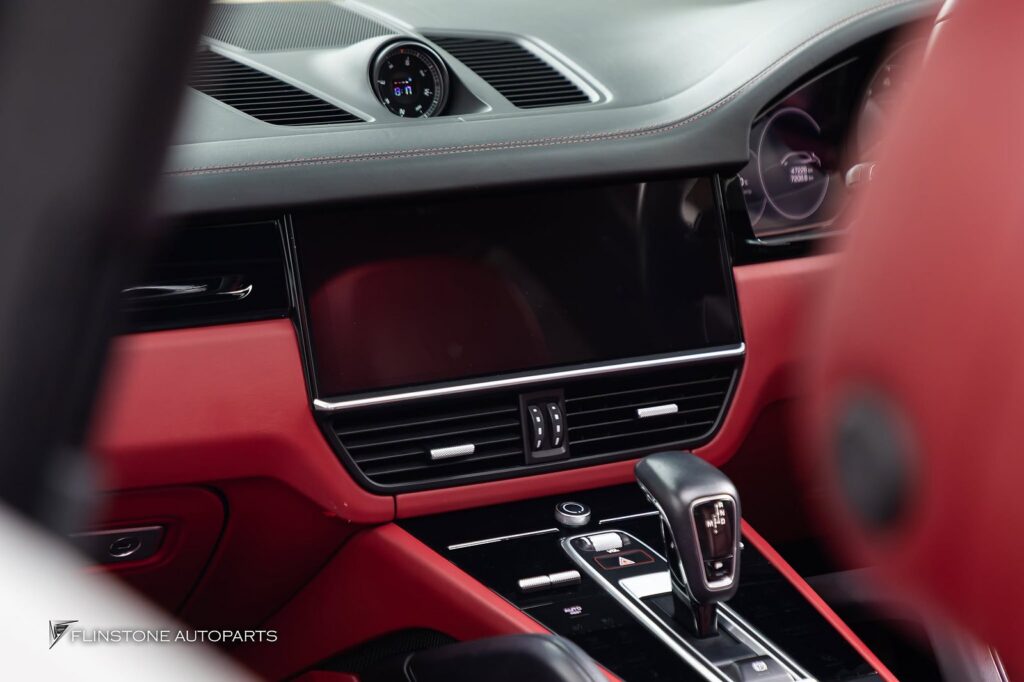 system Apple Car Play on the original screen system PORSCHE Cayenne E3 convenient to use