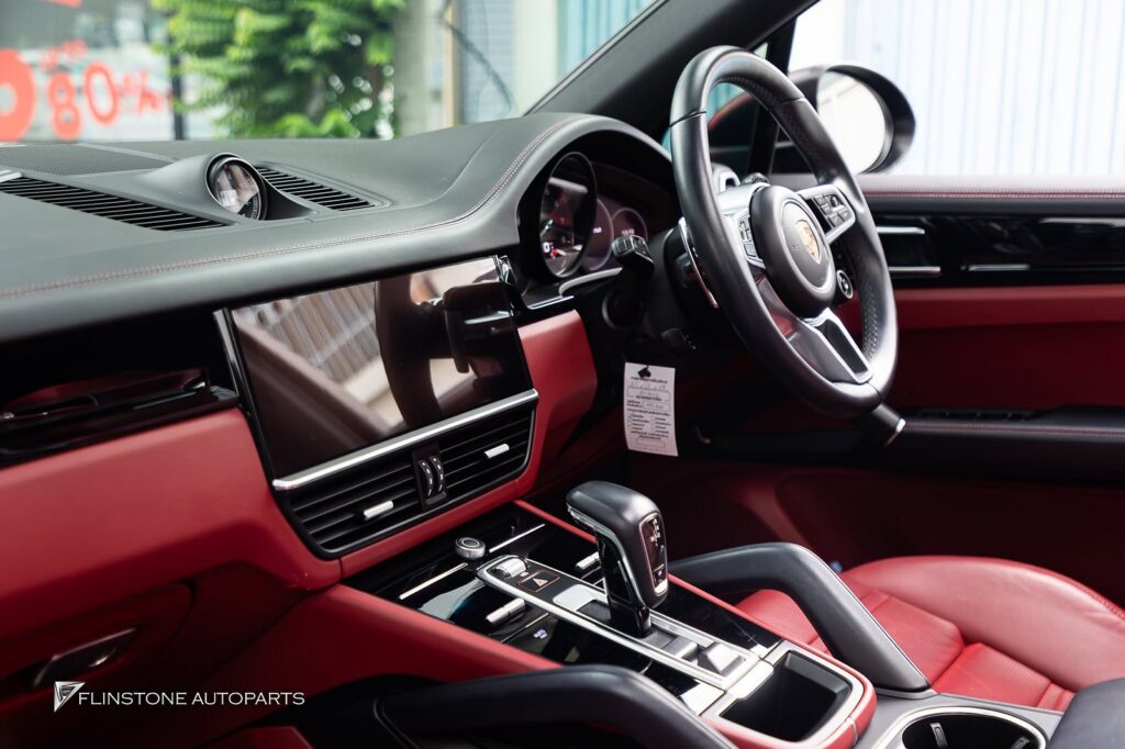 system Apple Car Play on the original screen system PORSCHE Cayenne E3 convenient to use