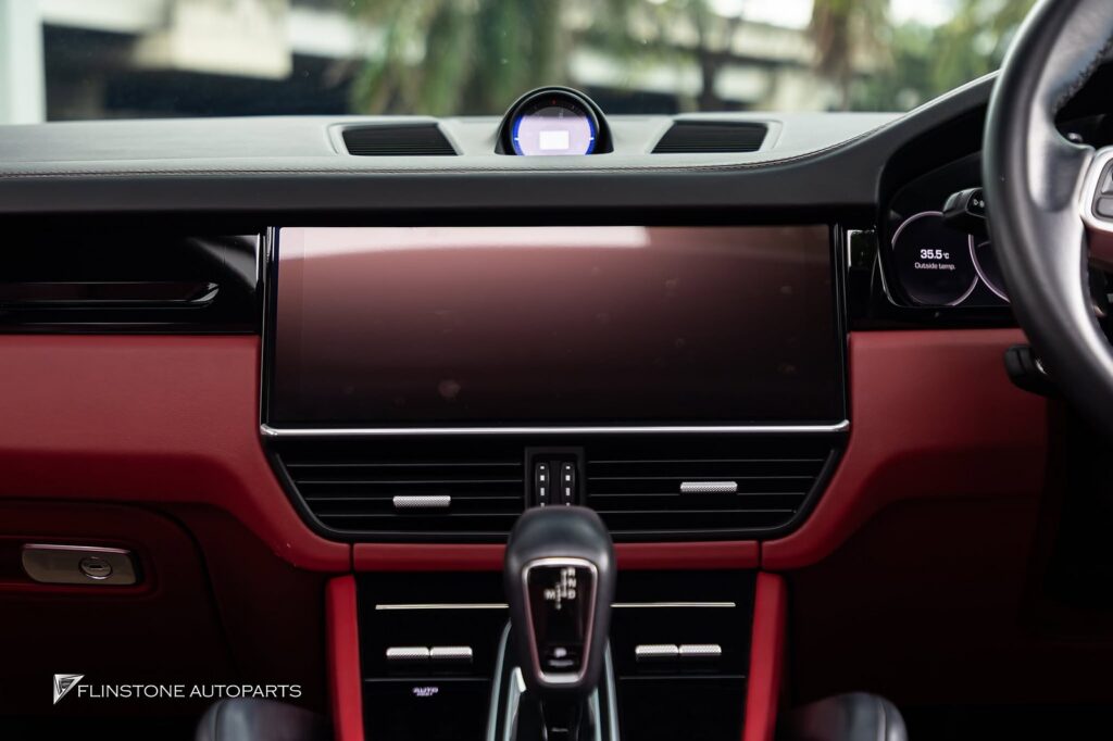 system Apple Car Play on the original screen system PORSCHE Cayenne E3 convenient to use