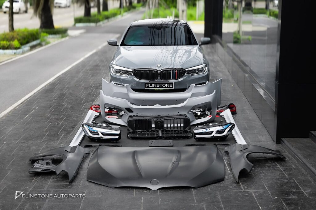 BMW G30 – F90 2024+ กันชนหน้าพร้อมกระจังหน้า + แก้มหน้า 1 คู่