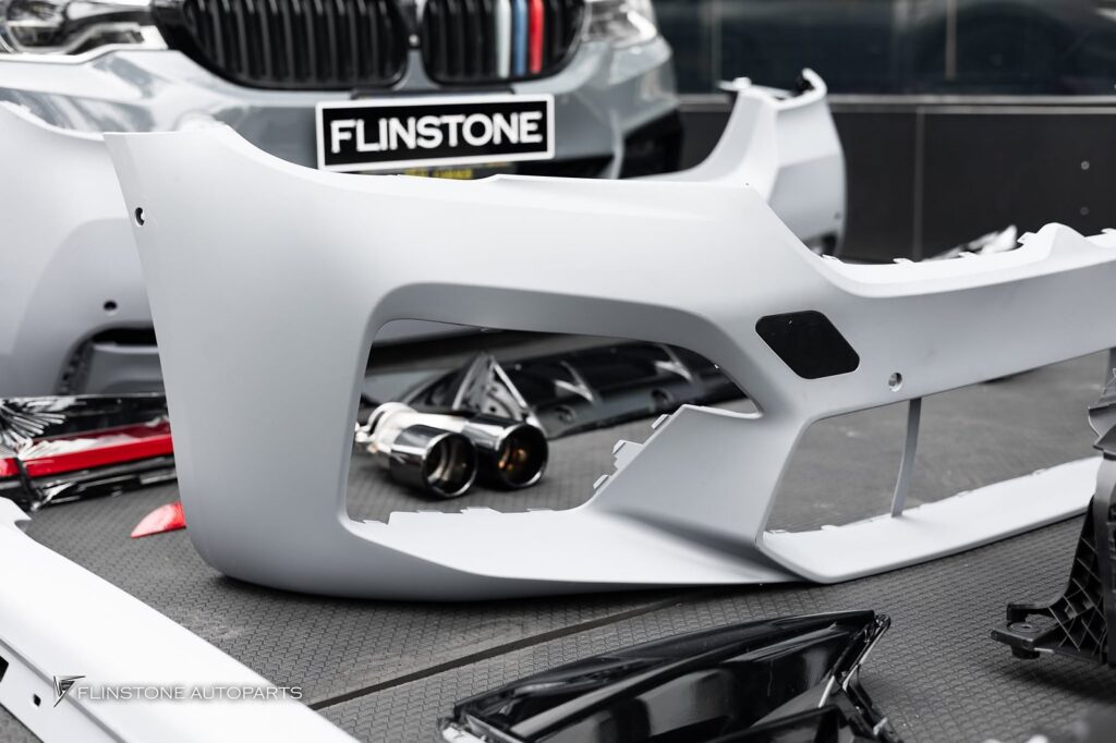 BMW G30 – F90 2024+ 前保险杠含前格栅 + 前翼子板 1 一对