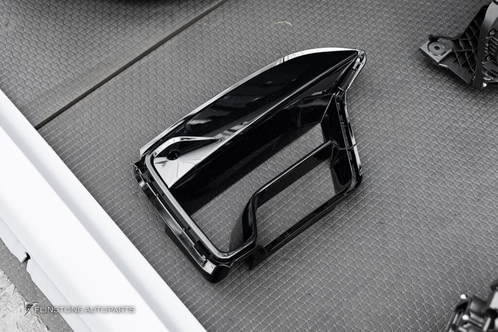 BMW G30 – F90 2024+ 前保险杠含前格栅 + 前翼子板 1 一对