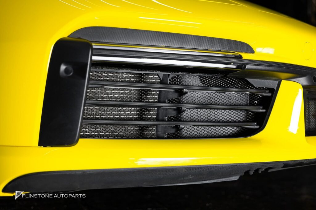 PORSCHE 992 TURBO S 安装前保险杠中网