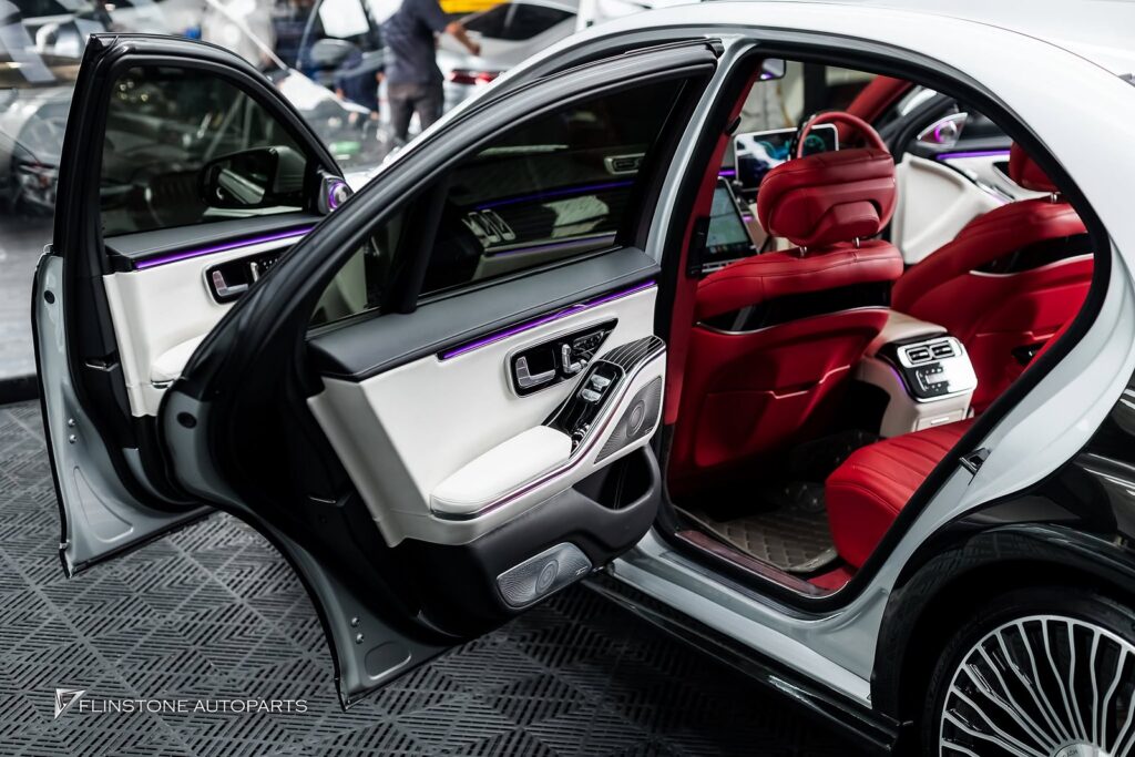 Mercedes-Benz W221 S-Class 内饰更换 S-Class 年 2009 改为年款 2025 MAYBACH Look 拍摄