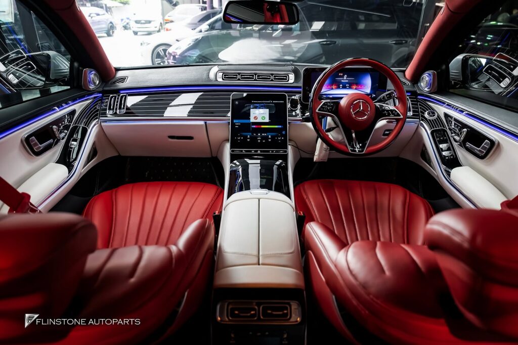 Mercedes-Benz W221 S-Class 内饰更换 S-Class 年 2009 改为年款 2025 MAYBACH Look 拍摄