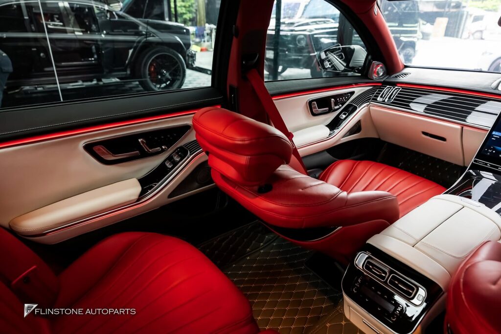Mercedes-Benz W221 S-Class 内饰更换 S-Class 年 2009 改为年款 2025 MAYBACH Look 拍摄