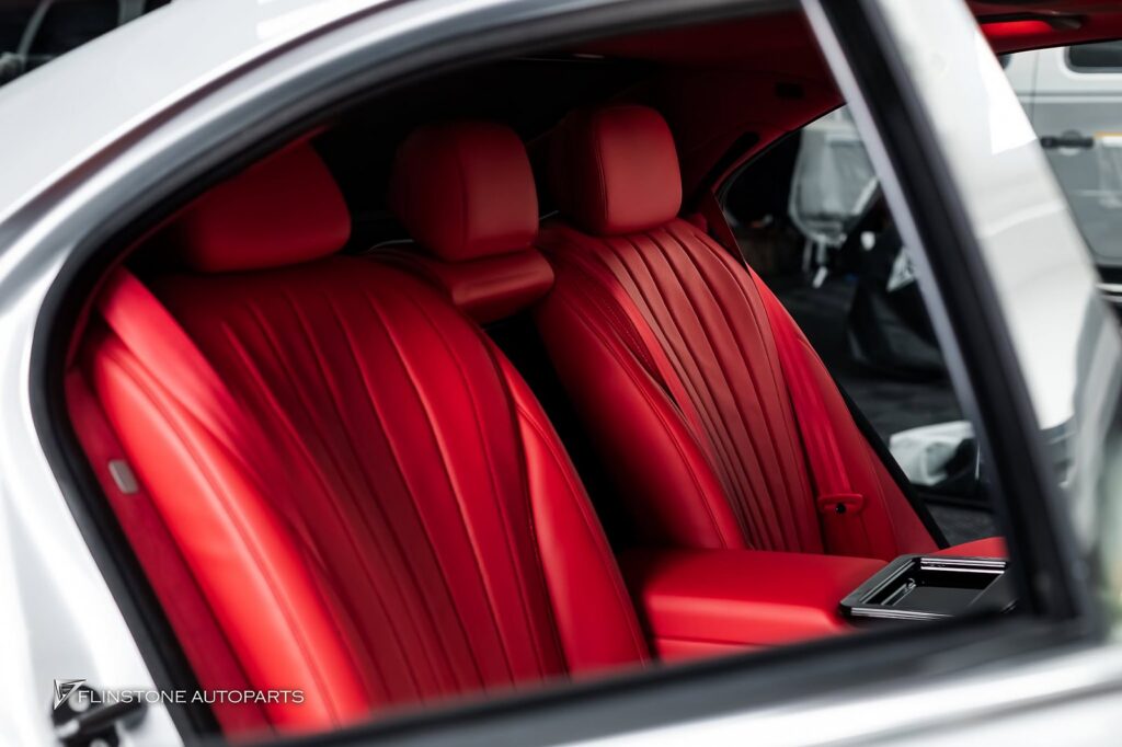 Mercedes-Benz W221 S-Class 内饰更换 S-Class 年 2009 改为年款 2025 MAYBACH Look 拍摄