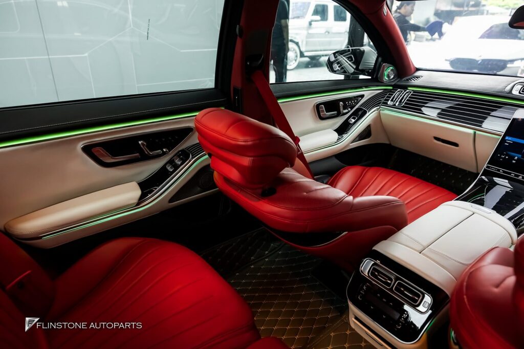 Mercedes-Benz W221 S-Class 内饰更换 S-Class 年 2009 改为年款 2025 MAYBACH Look 拍摄