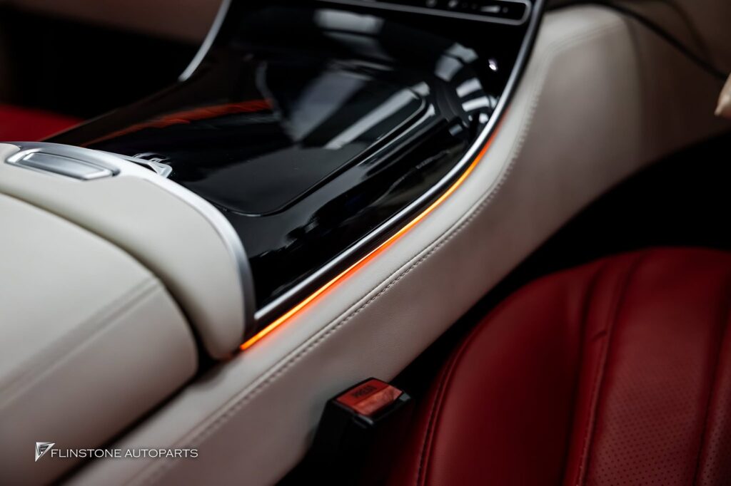 Mercedes-Benz W221 S-Class 内饰更换 S-Class 年 2009 改为年款 2025 MAYBACH Look 拍摄