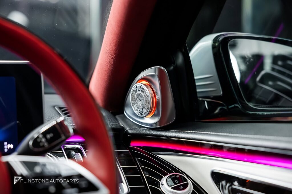 Mercedes-Benz W221 S-Class 内饰更换 S-Class 年 2009 改为年款 2025 MAYBACH Look 拍摄