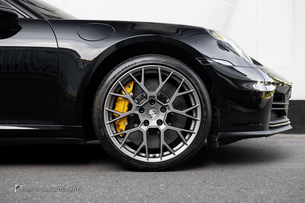 PORSCHE 992 2025+ สมรรถนะการเบรกสูงสุด (Superior Braking Performance): ให้ระยะเบรก