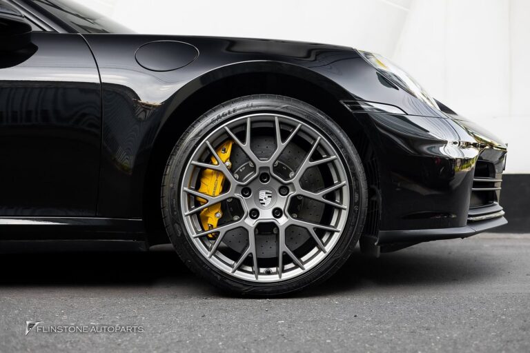 PORSCHE 992 2025+ สมรรถนะการเบรกสูงสุด (Superior Braking Performance): ให้ระยะเบรก