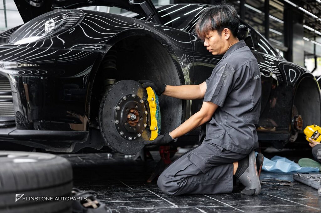 PORSCHE 992 2025+ สมรรถนะการเบรกสูงสุด (Superior Braking Performance): ให้ระยะเบรก