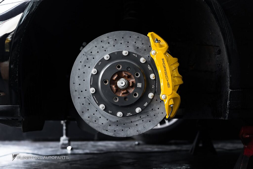PORSCHE 992 2025+ สมรรถนะการเบรกสูงสุด (Superior Braking Performance): ให้ระยะเบรก