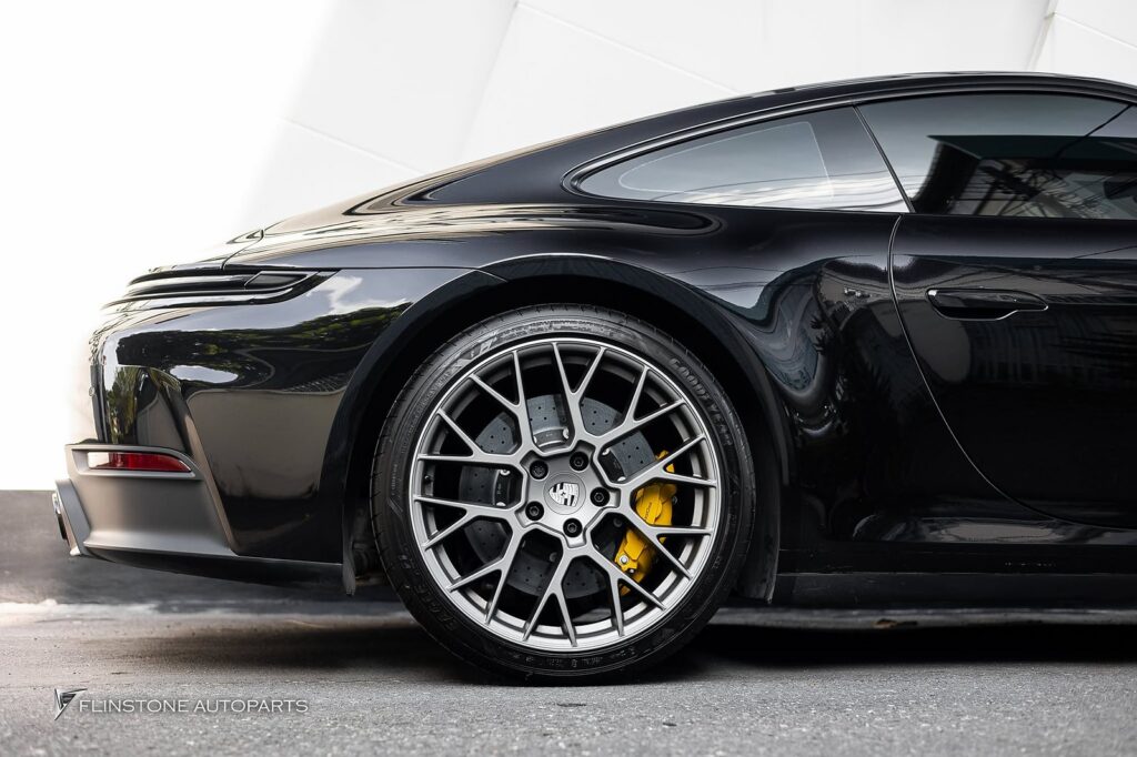 PORSCHE 992 2025+ สมรรถนะการเบรกสูงสุด (Superior Braking Performance): ให้ระยะเบรก