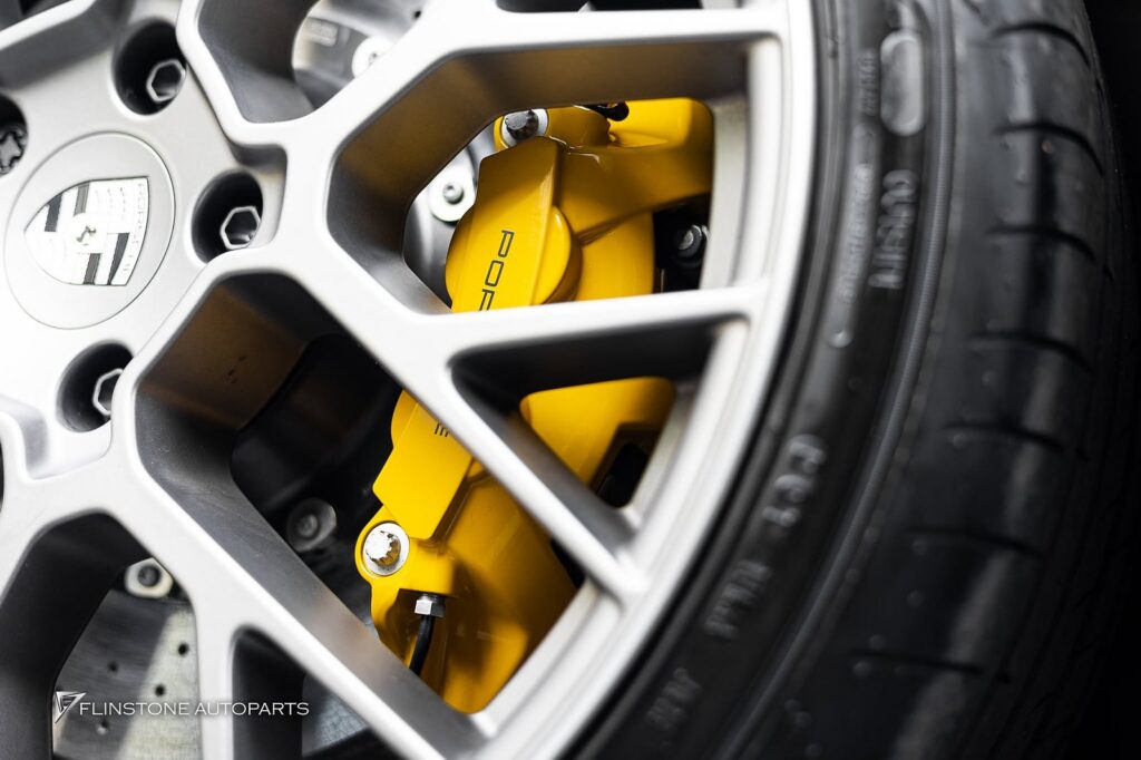 PORSCHE 992 2025+ สมรรถนะการเบรกสูงสุด (Superior Braking Performance): ให้ระยะเบรก