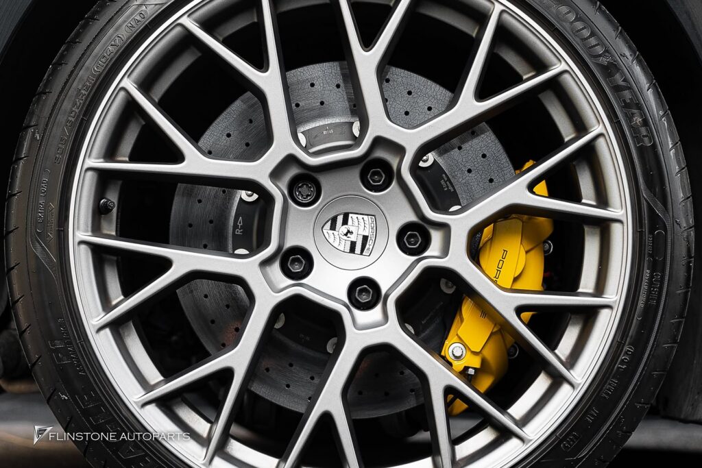 PORSCHE 992 2025+ สมรรถนะการเบรกสูงสุด (Superior Braking Performance): ให้ระยะเบรก