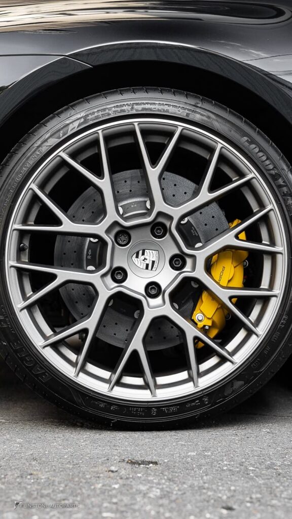 PORSCHE 992 2025+ สมรรถนะการเบรกสูงสุด (Superior Braking Performance): ให้ระยะเบรก