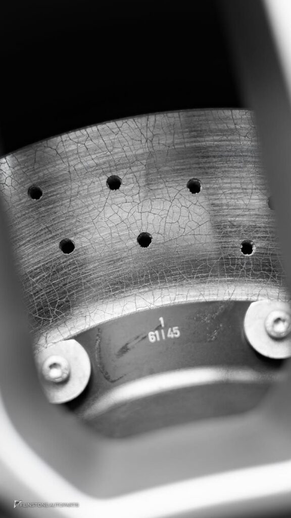 PORSCHE 992 2025+ สมรรถนะการเบรกสูงสุด (Superior Braking Performance): ให้ระยะเบรก