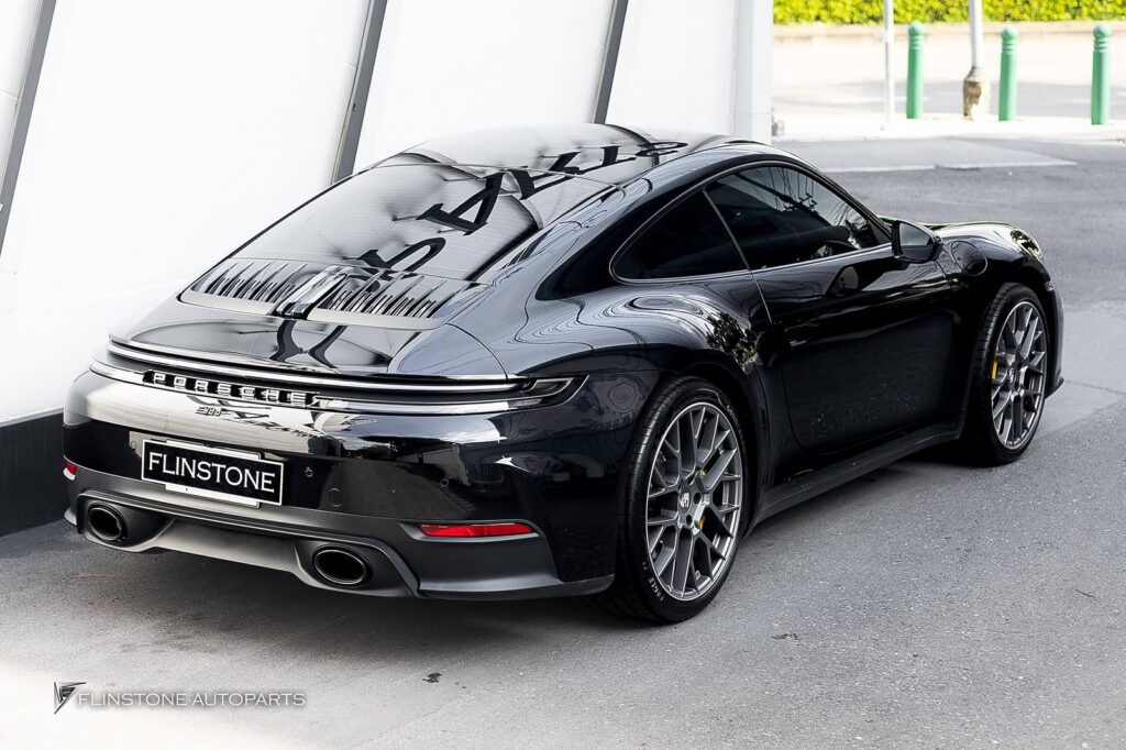 PORSCHE 992 2025+ สมรรถนะการเบรกสูงสุด (Superior Braking Performance): ให้ระยะเบรก