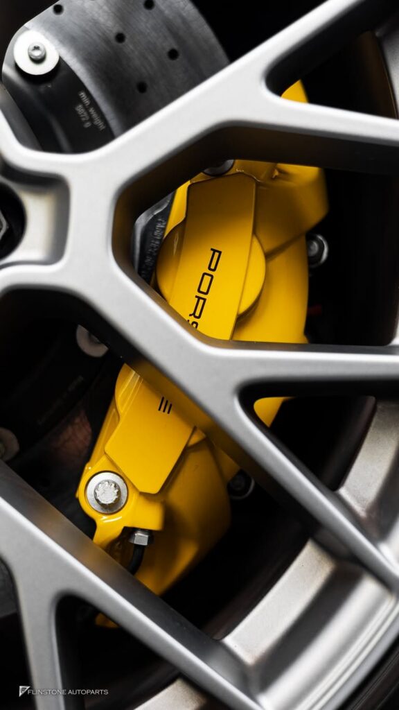 PORSCHE 992 2025+ สมรรถนะการเบรกสูงสุด (Superior Braking Performance): ให้ระยะเบรก