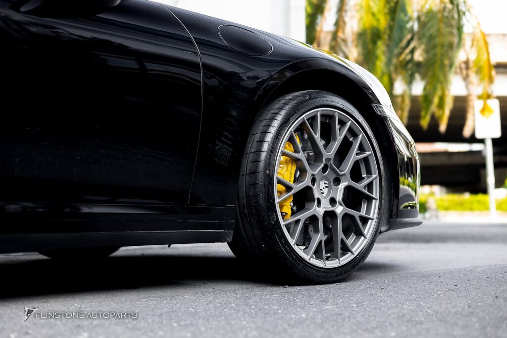 PORSCHE 992 2025+ สมรรถนะการเบรกสูงสุด (Superior Braking Performance): ให้ระยะเบรก