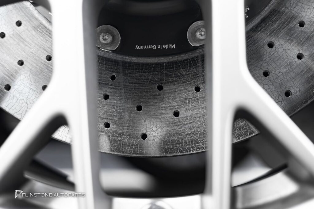 PORSCHE 992 2025+ สมรรถนะการเบรกสูงสุด (Superior Braking Performance): ให้ระยะเบรก