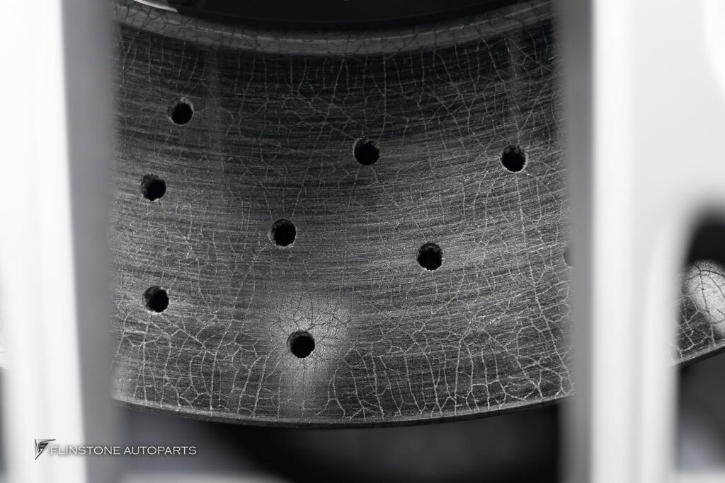 PORSCHE 992 2025+ สมรรถนะการเบรกสูงสุด (Superior Braking Performance): ให้ระยะเบรก