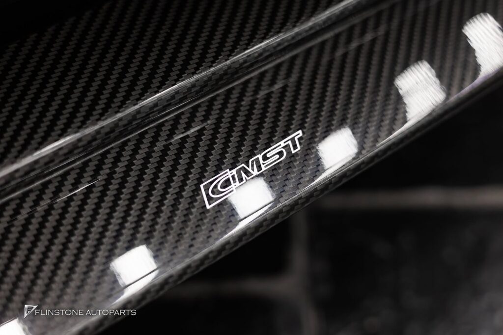 PORSCHE 976 Panamera เกรดสูงสุด: เป็นงานคาร์บอนที่ผ่านกระบวนการผลิตด้วยความร้อนและแรง
